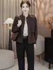 [En Stock] Hermosa y Elegante Chaqueta de Mujer Color Marrón Maillard Otoño Temprano 2026 Nueva Moda Versátil Diseño de Hombro y Manga