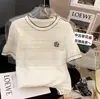 Camisa Blanca de Punto Floral Tridimensional de Manga Corta para Mujer, Nuevo Diseño Verano 2026, Top de Estilo Corto de Nicho Inspirado en Chanel