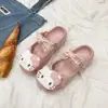 Nuevo modelo de verano 2026 sandalias ligeras perforadas para mujer, planas de dibujos animados para uso exterior, zapatos de Hello Kitty, lindos para la playa