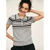 Camiseta feminina de manga curta com gola virada, bloqueio de cores listradas, simples e versátil, polo de tricô casual e estiloso para o verão