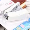Grapadora al por mayor, papelería de escuela primaria, grapadora de regalo, juego de grapas con borde cruzado, mini grapadora de oficina de estilo de dibujos animados.
