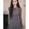 Conjunto chic de dos piezas para otoño 2026: top de punto ajustado de cuello alto a cuadros estilo Chanel y falda plisada