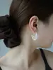 Aretes de textura hueca de puntos y líneas, diseño de nicho, lujo ligero, sensación de alta gama, accesorio elegante y con estilo para mujer, adecuado para regalar