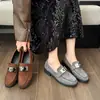 Zapatos Pequeños de Cuero Estilo Británico Mocasines Slip-on de Punta Redonda Zapatos Nuevos de Tacón Alto con Candado para Mujer Gamuza Perezoso Primavera 2025