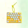 Teclado de dibujos animados lindo de 26 teclas, juguete para aliviar el estrés, colgante de llavero decorativo, venta al por mayor