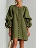 Vestido curto de algodão e linho estilo francês com manga de lanterna floral tridimensional, gola redonda, abotoamento frontal único, corte solto, valoriza a silhueta, para feriados