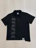 Camiseta Manga Curta Estilo Punk Dark com Caveira e Detalhe de Fivela Metálica na Lateral, Moda Unissex High Street, Modelagem Solta