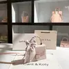Una generación de bolso de mano rosa de hadas en relieve 2025 nuevo bolso cuadrado pequeño de graffiti de alta gama al por mayor