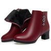 Otoño e invierno nuevas botas cortas pequeñas para mujer gruesas con suela suave madre de mediana edad zapatos de algodón cuero suave con botas de mujer una generación de cabello