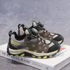 Sapatos para meninos 2026 novo modelo tênis com fivela de botão outono e inverno couro leve tênis de corrida para meninas sapatos infantis de sola macia