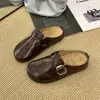 Sandalias de mujer sin cordones con hebilla, adecuadas para uso exterior en otoño, con diseño interior que aumenta la altura, estilo de punta cerrada y diseño de mula de suela gruesa a la moda, 2026