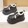 Mocassins Peludos para Mulheres 2025 Novos Outono e Inverno Sapatos Peludos Quentes Versáteis Aumentadores de Altura Pequenos Sapatos de Couro Plataforma Sapatos de Algodão com Solado Grosso