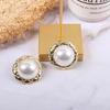Pendientes de botón redondos huecos con borde dorado de diseño vintage de lujo ligero, Pendientes simples de aguja de plata redondos grandes de moda para celebridades de internet para mujer