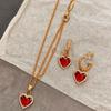 Colar de cristal vermelho em forma de coração para mulheres, luxo leve, nicho, pequeno pingente de coração vermelho, corrente de suéter com ano de nascimento, colar clavícula