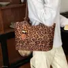 Terciopelo Coreano Japonés Exquisito para Mujer Gran Capacidad Moda 2026 Estampado de Leopardo Bolso de Hombro de Mano Otoño Nuevo Bolso Tote de Gamuza Retro