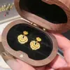 Brincos Xiangyun Puzuo Gold Shop Estilo Igual Ouro Areia Escovado Diamante para Mulheres, Brincos de Alto Padrão Estilo Chinês Nobre para Sua Namorada