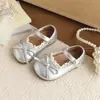 Zapatos de Cuero para Niñas 2026 Primavera y Otoño Nuevo Estilo Coreano Versátiles Zapatos de Princesa con Lazo para Niñas con Suelas Suaves y Ribete de Encaje
