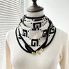 Bufanda Gruesa de Lana Tejida en Blanco y Negro para Mujer, Otoño e Invierno, Hebilla Magnética, Bufanda Triangular de Seda para Proteger el Cuello de Madres de Mediana Edad y Mayores