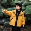 Chaqueta tres en uno para niños, abrigo de otoño e invierno para niños, nueva ropa cortavientos para exteriores estilo otoño 2025 para niños