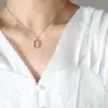 Collar con colgante de circonitas coloridas con incrustaciones de cobre y diseño de nicho español para mujer.