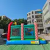 Gol de Futebol Inflável Xadrez Vermelho e Branco com Trampolim e Estampa Completa de Jogador, Instalação Esportiva em Larga Escala para Instituições de Treinamento