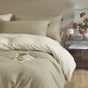 Conjunto de cama de quatro peças em algodão escovado espesso Classe A, capa de edredom de algodão puro de alta qualidade, conjunto de lençóis de três peças em cor sólida quente para outono e inverno