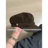 Muy fácil de llevar, el sombrero octagonal de gamuza color marrón Maillard para mujer tiene un aire invernal, con la copa plana y un estilo de boina vintage de repartidor de periódicos.