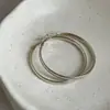 Brincos de Argola Simples com um Toque de Nicho e Alto Padrão, Cor Dourada, Brincos Circulares Elegantes, Estilo Europeu e Americano, Exagerados, Minimalistas, Acessórios Versáteis para Outono e Inverno