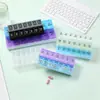Caja de medicamentos de doble fila con 14 compartimentos se llevará contigo para almacenamiento de una semana para siete días con caja de doble fila de 14 compartimentos en inglés con correa de Braille