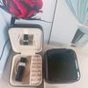 Joyero portátil con espejo de poliuretano de Amazon, caja de viaje para guardar pendientes y collares.