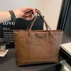 Nuevo bolso de hombro tejido transfronterizo, gran capacidad, bolso tote de moda con bloques de color modernos, adecuado para salidas casuales y el trabajo.