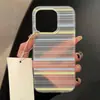 Capa da moda para iPhone 17 Pro Max, capa listrada colorida de personalidade nicho para iPhone 16 Pro, 15/14