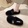 Chinelos de pelúcia de lã de cordeiro com sola grossa de alta qualidade para mulheres, novos chinelos de algodão super populares de inverno, sapatos peludos femininos
