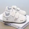 Zapatos deportivos casuales para niños, nuevos zapatos blancos con velcro de gato de dibujos animados de otoño, zapatos suaves antideslizantes para niñas estilo Forrest Gump