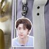 Wang Yibo fundo branco acrílico dupla face chaveiro mochila pingente suporte imagem periférica TikTok mesmo estilo