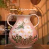 Jarrón de Cerámica Jingdezhen Estilo Chino Nuevo Simple para Escritorio con Asas Dobles, Margaritas Rosas y Blancas Pintadas a Mano, Florero para Uso Doméstico