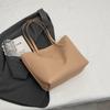 Bolsa de mão texturizada estilo coreano para viagem 2024 inverno nova bolsa casual simples de ombro axila bolsa tote para mulheres