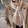 Invierno nuevo tablero de ajedrez Bufanda cruzada a cuadros para mujer Toalla de oreja con letra Bufanda pequeña estilo coreano Otoño e invierno Tejido de lana