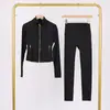 Conjunto Lulu Df de Chaqueta Corta con Cuello Alto y Pantalones Cropped con Etiqueta, En Stock Envío Directo, Corte Ajustado Cuello Alto, Cremallera Dorada Elástica