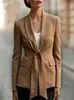 Traje liso minimalista europeo y americano con cuello con volantes y tiras para corbata, chaqueta formal de manga larga ajustada para negocios casual para mujer