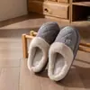 Chinelos de algodão com sola grossa para mulheres, novo estilo outono/inverno 2026, para uso interno em casa, antiderrapantes, forrados com fleece para aquecimento, pelúcia, e adequados para casais
