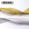 Não. Zíper de nylon com fio dourado e prateado, dentes dourados e prateados, padrão de listras no tecido, fio de cor especial, feito sob medida, em estoque