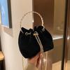 Bolso pequeño para mujer, nueva moda 2024, con textura, cadena, estilo cubo, moderno, estilo occidental, con diamantes, bandolera portátil.
