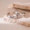 Brincos Metálicos Brilhantes Torcidos Mais Vendidos Transfronteiriços, Brincos Simples e Modernos, Brincos de Design de Nicho de Luxo Leve para Mulheres