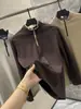 Línea de diseño de mezcla de lyocell y algodón, con un diseño minimalista y lujoso en colores contrastantes, una nueva colección otoño/invierno y una sudadera/camiseta suave con media cremallera para hombre.