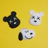 Funda para Teléfono Oso Violento Kaws de Dibujos Animados 3D Oso Blanco y Negro Pegatinas DIY Pegatinas de Pasador para el Pelo Perrito Snoopy