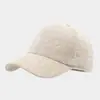 Boné de beisebol estilo coreano com padrões em relevo discretos, perfeito para outono e inverno, oferecendo um visual britânico sofisticado, um caimento favorecedor e calor para atividades ao ar livre e uso casual.