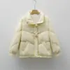 Nueva colección de otoño e invierno Pinghu Chixin: Chamarra acolchada corta de corte holgado con cuello alto y botones de cuerno, estilo mujer, directo del fabricante