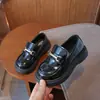 Zapatos de piel para niños, nuevo modelo de otoño, mocasines para niñas con suelas blandas y hebillas metálicas, estilo británico, zapatos de suela única antideslizantes, zapatos de actuación para niñas