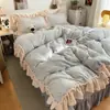 Colcha Estilo Coreano Encaje Terciopelo de Leche Grado A Juego de Cuatro Piezas Invierno Flores Pequeñas Estilo Princesa Terciopelo de Bebé Juego de Tres Piezas para Dormitorio